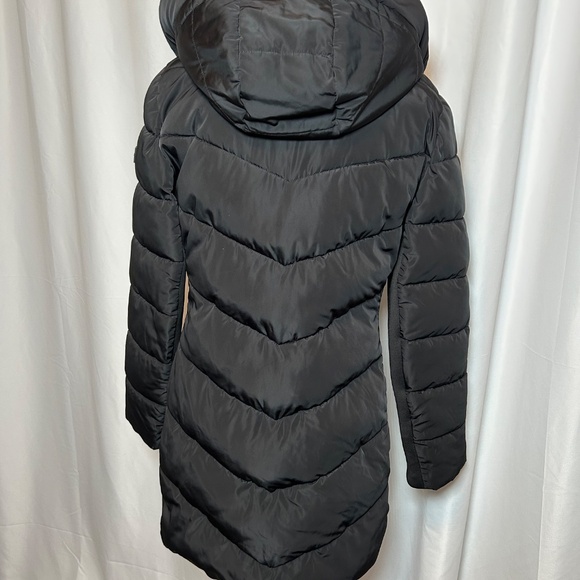 ANDREW MARC BLACK PUFFER PARKA WITH A FAUX FUR-LINED HOOD - SIZE MEDIUM - Picture 5 of 6
